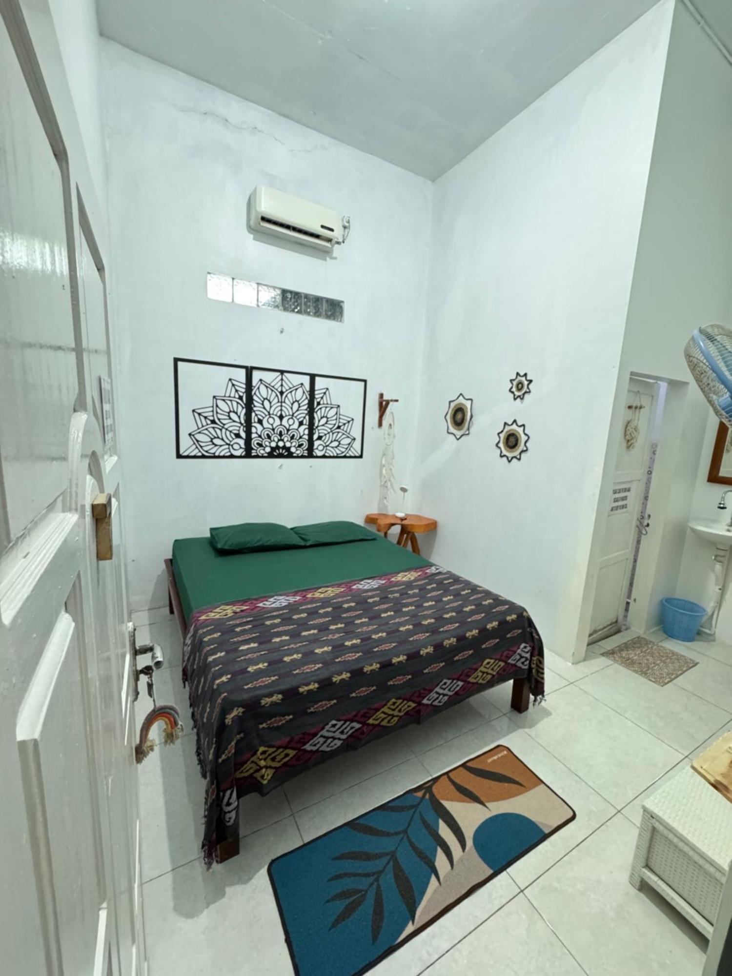 Loyal Friend Hostel Karimunjawa Esterno foto