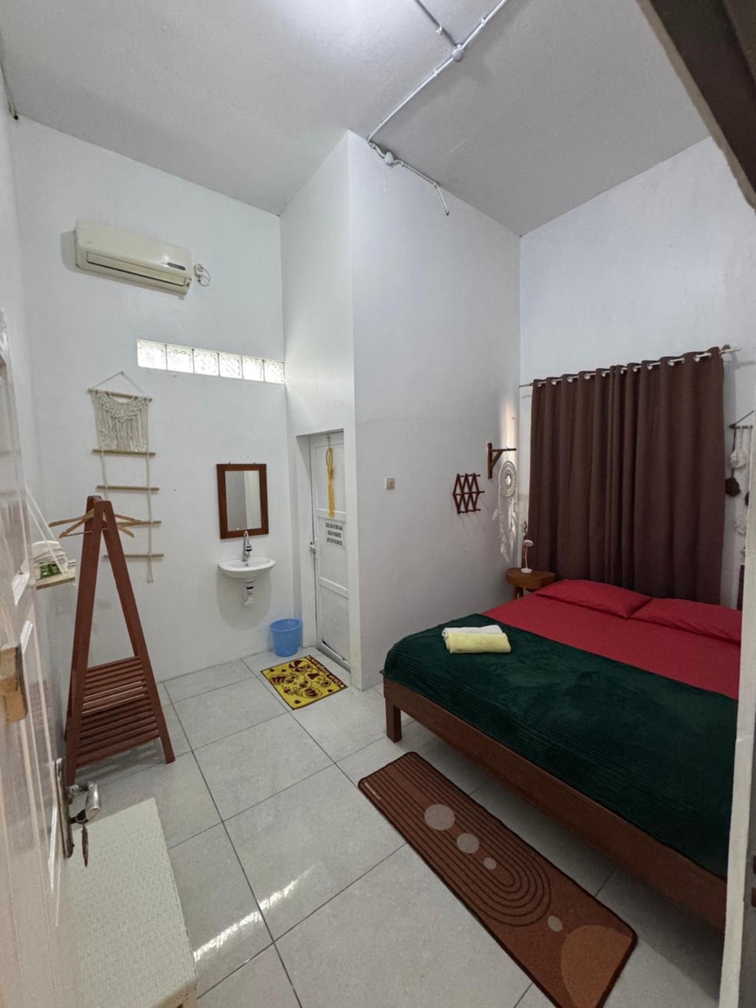 Loyal Friend Hostel Karimunjawa Esterno foto