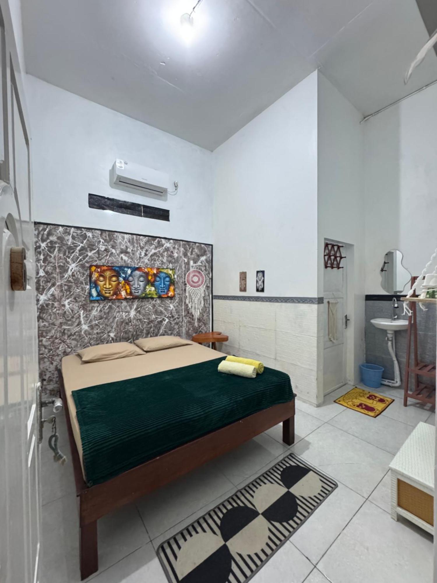 Loyal Friend Hostel Karimunjawa Esterno foto